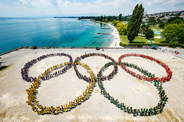 ទីក្រុង Lausanne ដែលទទួលបានសិទ្ធរៀបចំ Youth Olympic Games 2020 អបអរសារទរ Olympic Day តាមរយៈនិមិត្តកងសញ្ញាដ៏ធំ