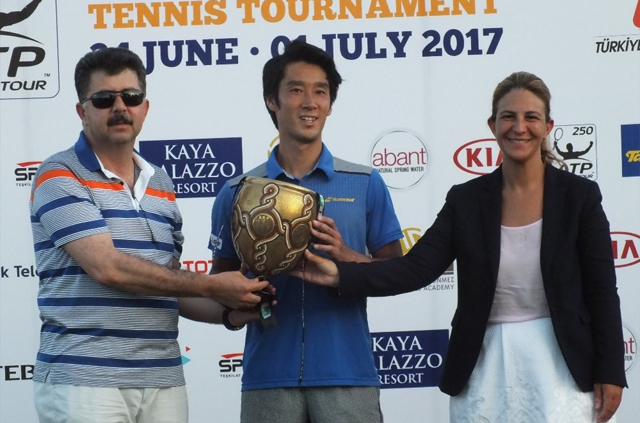 Yuichi SUGITA យកឈ្នះកីឡាករបារាំងនៅវគ្គផ្តាច់ព្រ័ត្រក្នុងពានរង្វាន់ Antalya Open
