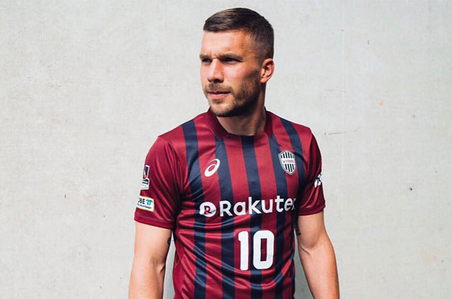 Lukas Podolski​ ជាមួយឯកសណ្ឋានថ្មីក្លិបនៅជប៉ុនVissel Kobe មុនពេលបង្ហាញជាផ្លូវការនៅចុងខែកក្កដា​