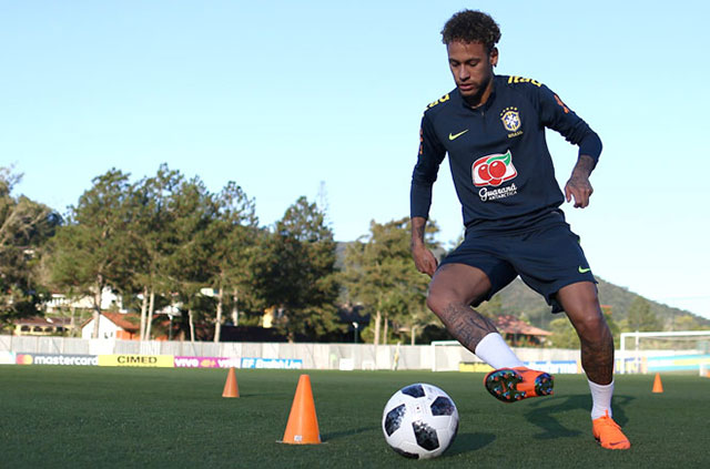 ខ្សែបម្រើ Douglas Costa របួសភ្លៅ ខណៈ Neymar វិលចូលហាត់ជាមួយមិត្តរួមជាតិនៅប្រេស៊ីលហើយ